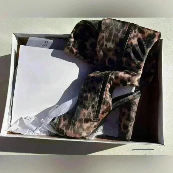 Size 6 NWT NIB Bamboo LEOPARD Print over the knee heel boot open toe - Picture 3 of 4